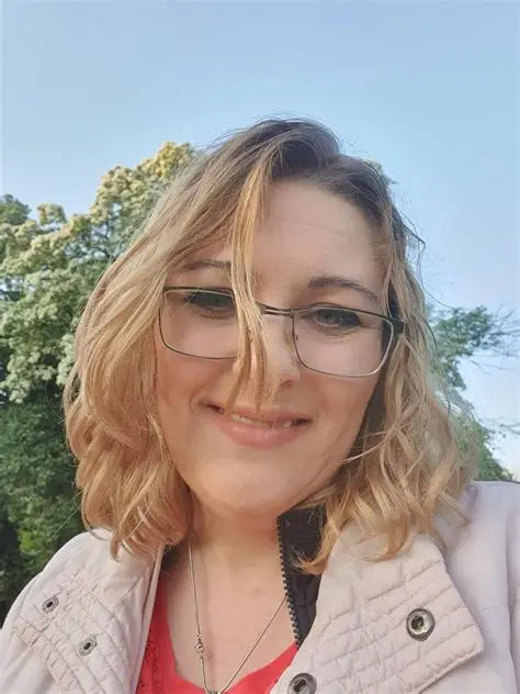<strong>Sarah Mitchell</strong>